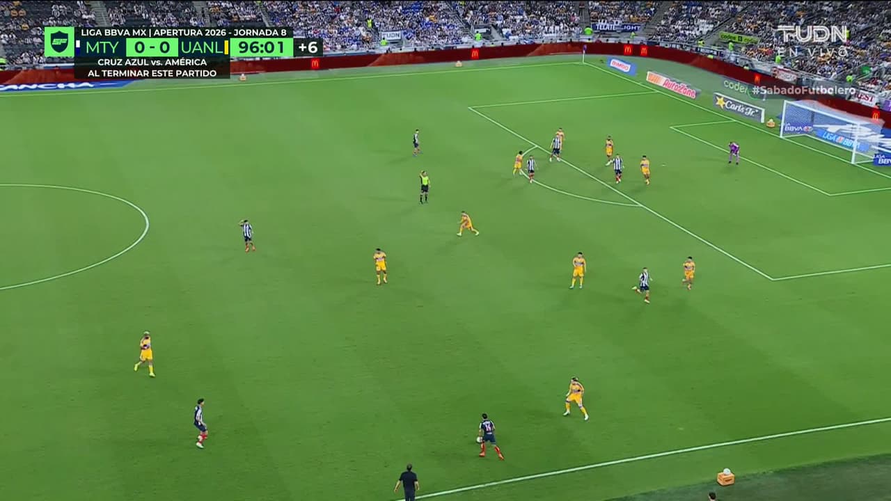 ¡Expulsión! El árbitro saca la roja directa a Diego Lainez.