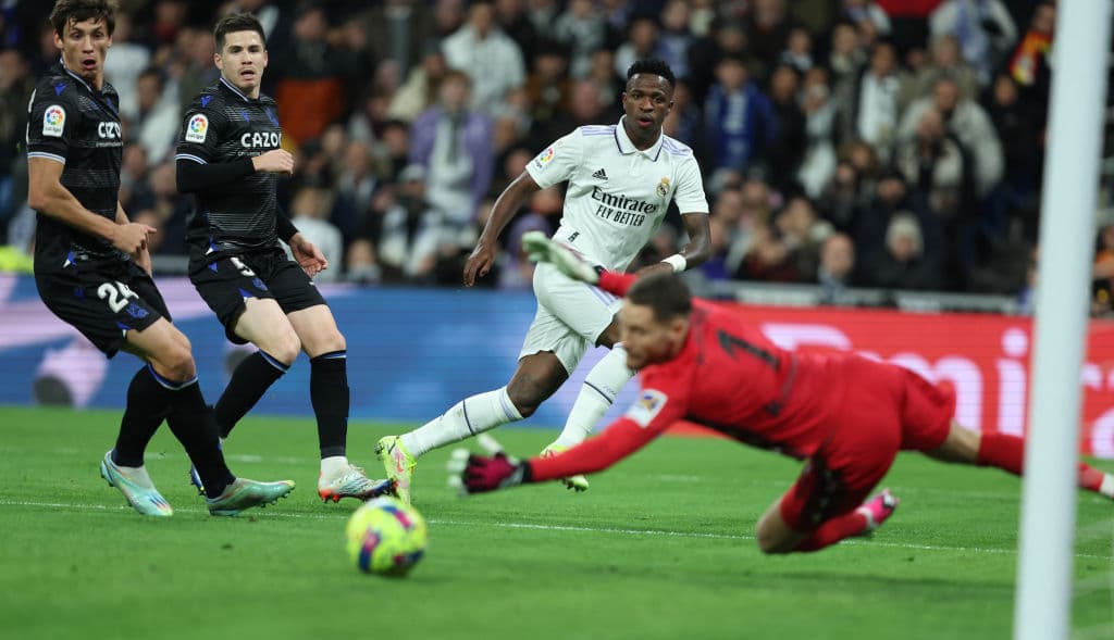 Real Madrid y Real Sociedad empataron a cero este domingo en el Santiago Bernabéu, un resultado que deja al equipo blanco a cinco puntos del líder de LaLiga Santander, el Barcelona, y al conjunto vasco, con un partido más, a ocho, en el tercer lugar de la tabla.