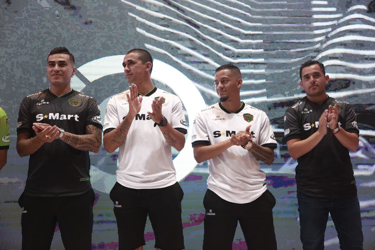 Los Bravos de Ciudad Juárez dieron a conocer sus uniformes para la que será una campaña muy especial, la de su debut en la máxima categoría del balompié mexicano. El equipo fronterizo mostró las tres equipaciones que plantea utilizar a lo largo del Apertura 2019, buscando cautivar a sus aficionados, para que compren las camisetas como pan caliente.