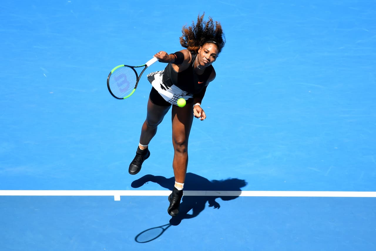 En un exigente debut para la número dos del mundo, Williams quebró el saque de su rival suiza en el décimo game para llevarse el primer set. Pero el segundo parcial se le complicó, luego de adelantarse 5-0.