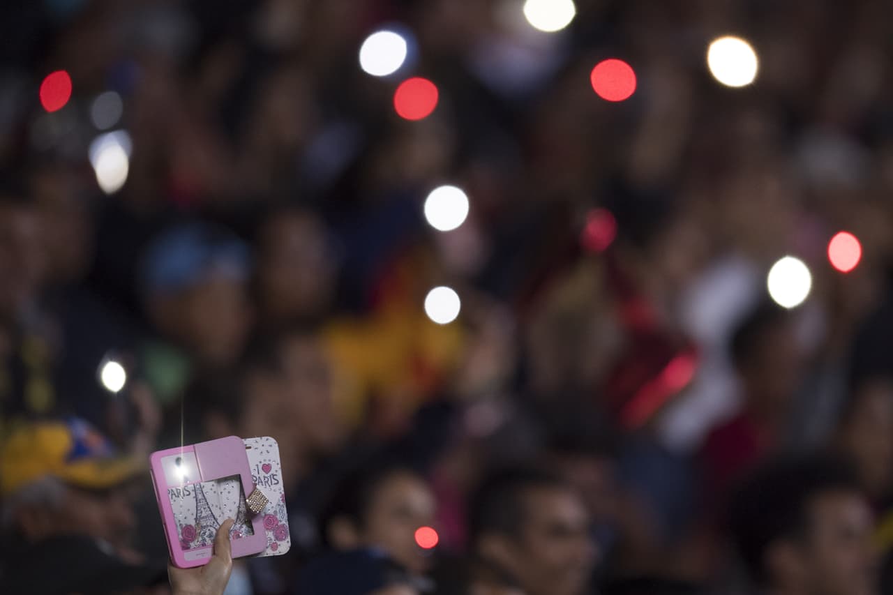 La luz de los móviles ayudó a la fiesta en el Estadio Morelos por parte de los fanáticos.