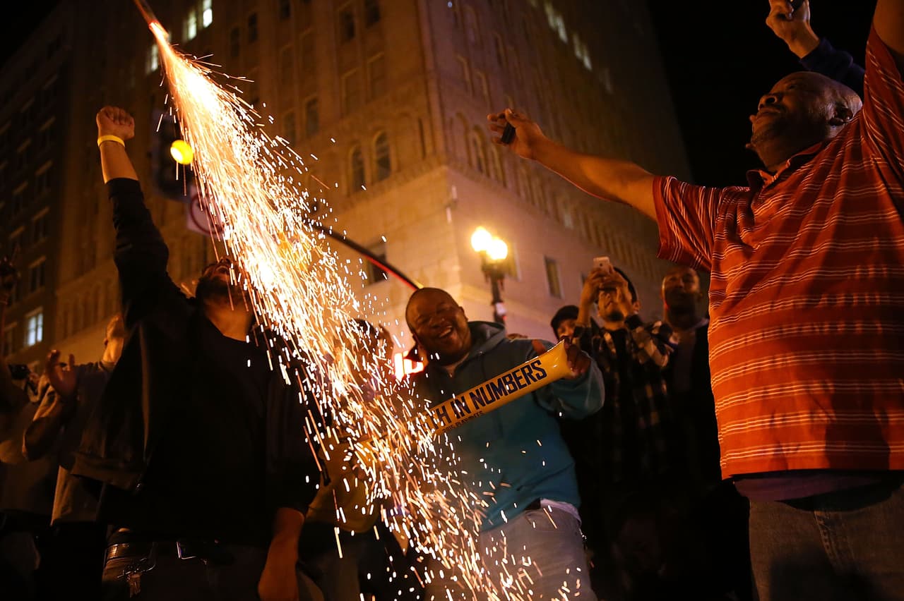 Fans de los Golden State Warriors celebraron en las calles de Oakland