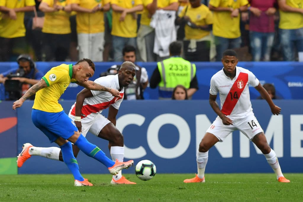 Aún había tiempo para algo más, Brasil siguió atacando con intensidad y encontró como premio el tercer gol.