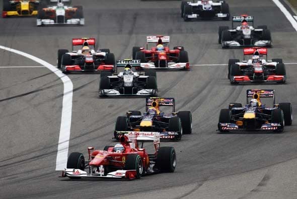 Fernando Alonso se adelantó en la salida y parecía haber tomado la punta, pero fue sancionado.