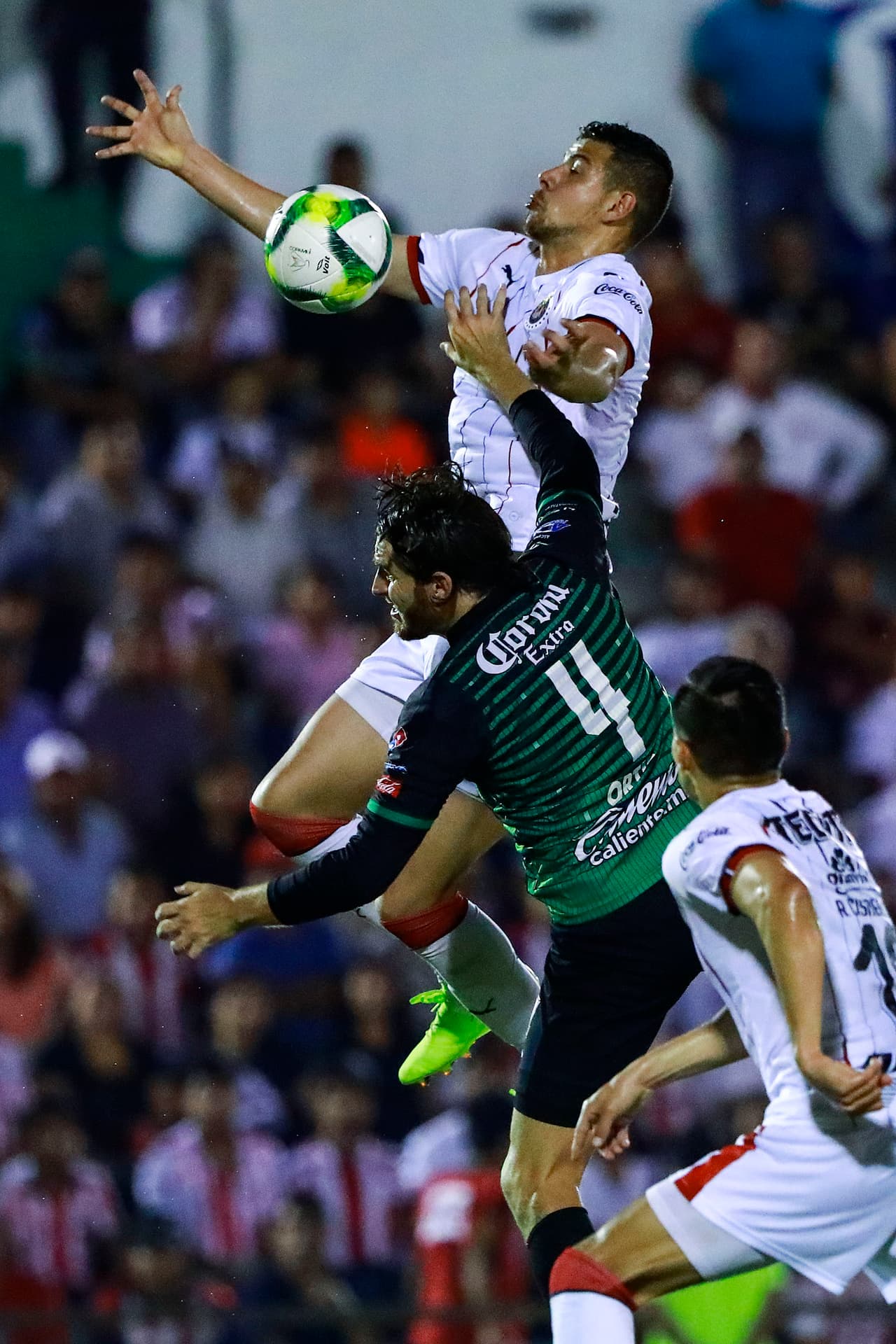 Y las Chivas Rayadas del los estaban intentando todo, no quedaba duda, combinaciones por el centro, pases por los costados, balones al área, pero Tapachula no cedía.