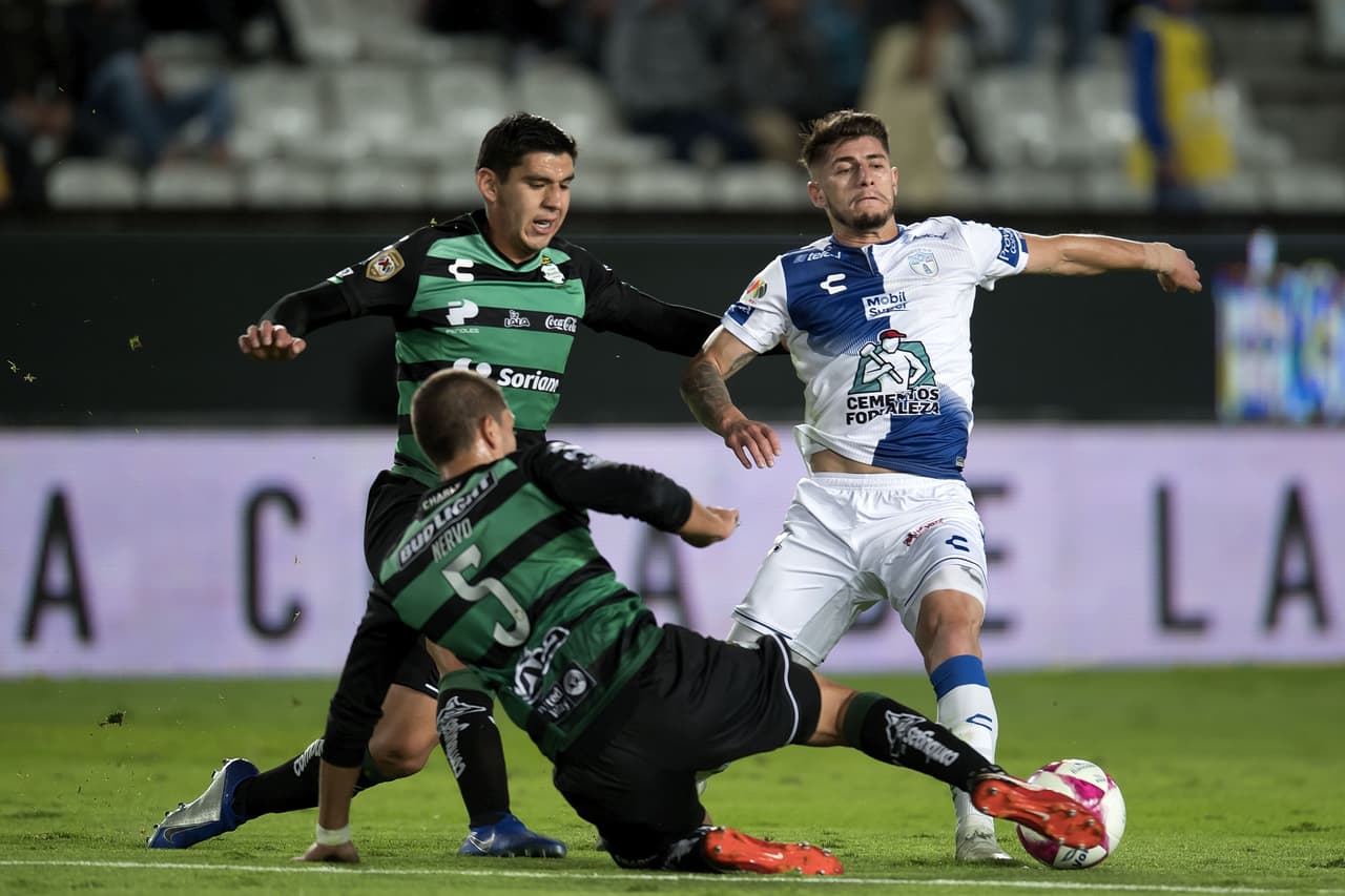 Pachuca llegó a 16 puntos y se ubica en el noveno puesto de la tabla para mantener vivas sus aspiraciones de liguilla. Santos llegó a 25 puntos y solo un triunfo de Pumas y Toluca lo haría perder el tercer puesto.