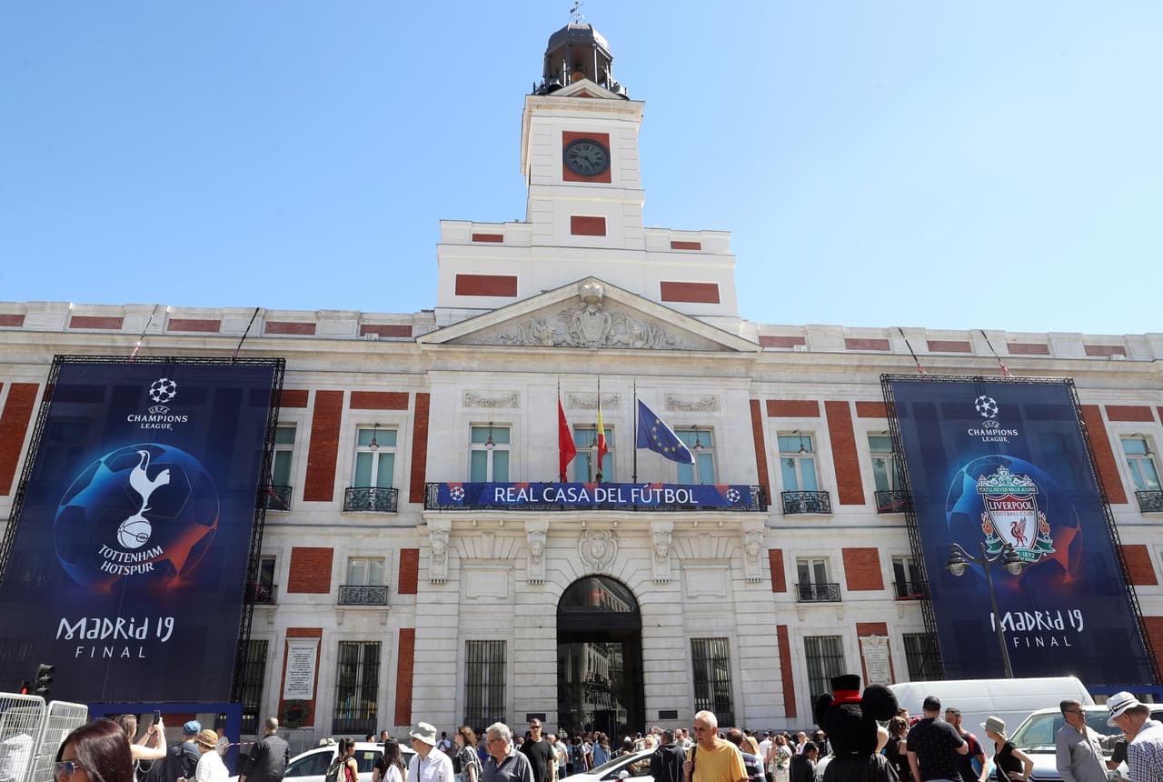 La Orejona, el trofeo al ganador de la UEFA Champions League, ya se encuentra en Madrid donde este sábado se disputará la Final de su edición 2018/19 entre Liverpool y Tottenham. Fernando Morientes (ex Real Madrid), Roberto Solazabal (ex Atlético) y Marta Higueras (Alcaldesa) la acompañaron en la Plaza Mayor.