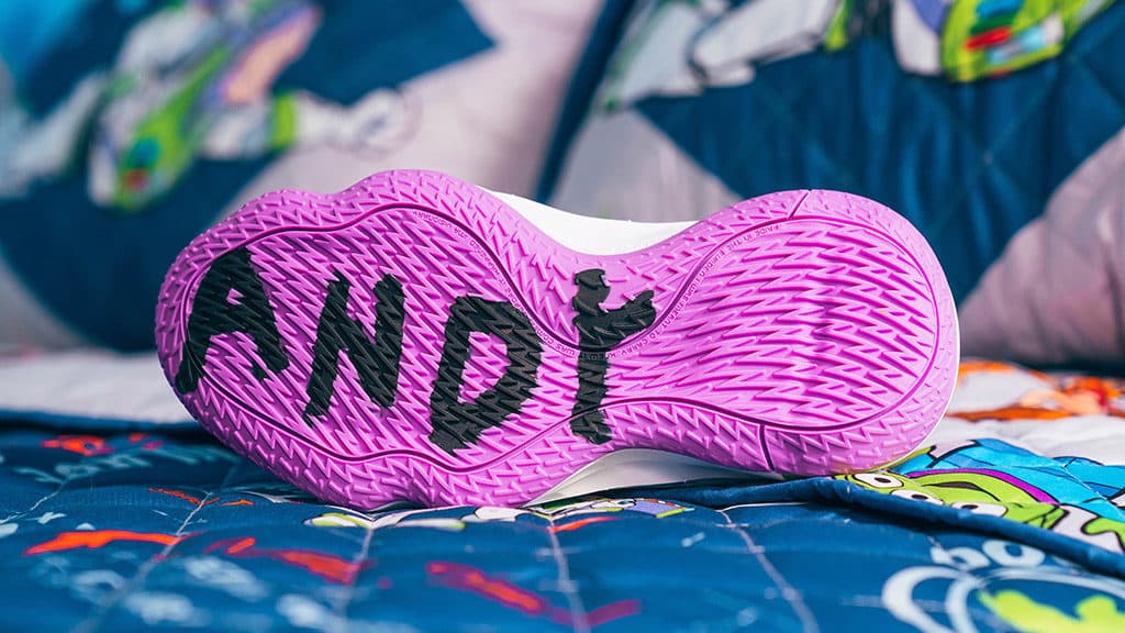 Con motivo de su 25 aniversario, Adidas y Pixar se unieron para realizar una colección de tenis y playeras muy coloridas y que rinden homenaje a los personajes de la saga más famosa del estudio.