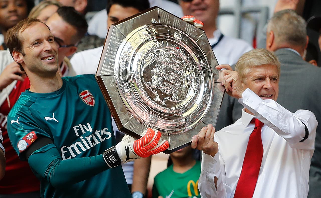 El técnico Arsene Wenger toma un respiro con su segundo título en este año con miras a la próxima temporada.