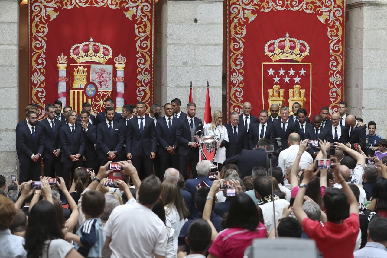 Tras las palabras, la entrega de la Copa y una camiseta conmemorativa, todo el plantel del Real Madrid posó junto a la presidenta de la Comunidad y el trofeo más anhelado por todos los equipos de Europa.