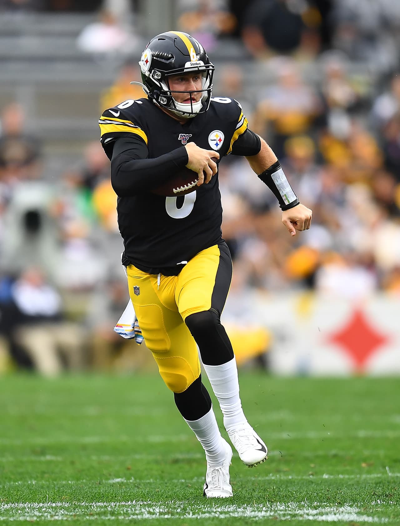 Hodges, completó 7 de 9 intentos ante loS Ravens y lanzó para 77 yardas. Estos son números bastante discretos tras su debut en NFL guió a Pittsburgh rumbo al tiempo extra ante los Ravens pero no logró ganar el partido en tiempo extra luego del gol de campo de Justin Tucker.