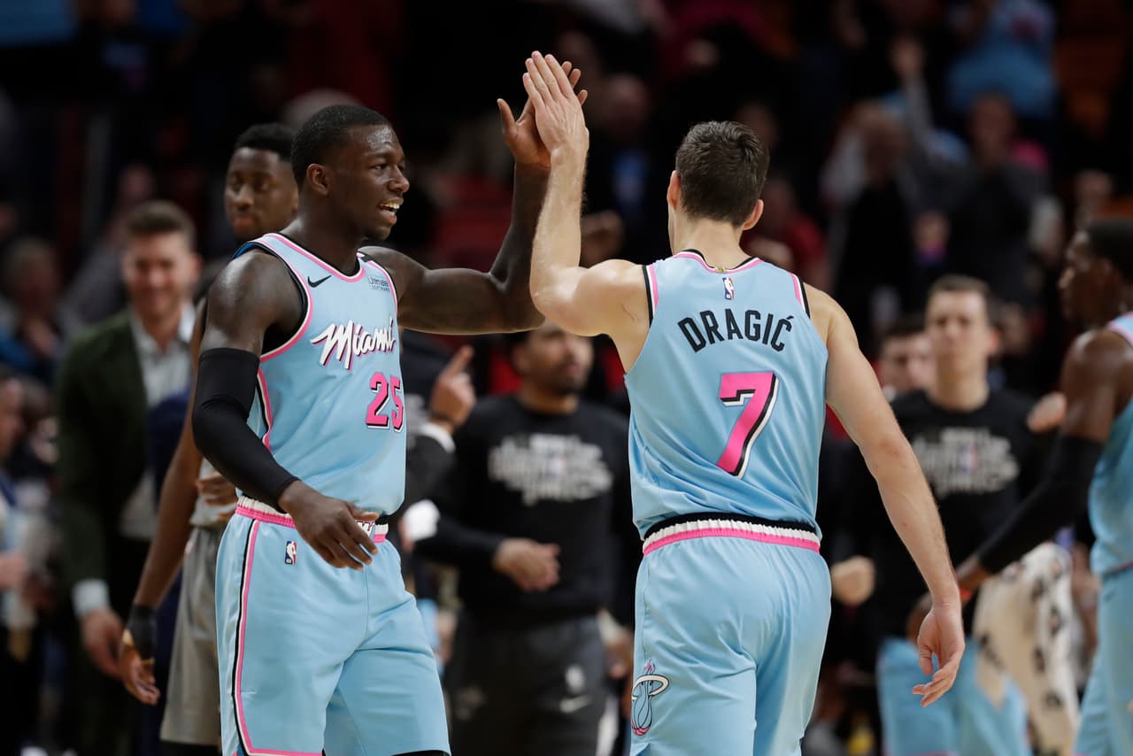 <b>Récord 38-22</b>
<br>Miami Heat han permitido más de 114 puntos por 100 posesiones, sin embargo han tenido 57 asistencias y sólo 18 rotaciones en sus dos victorias.