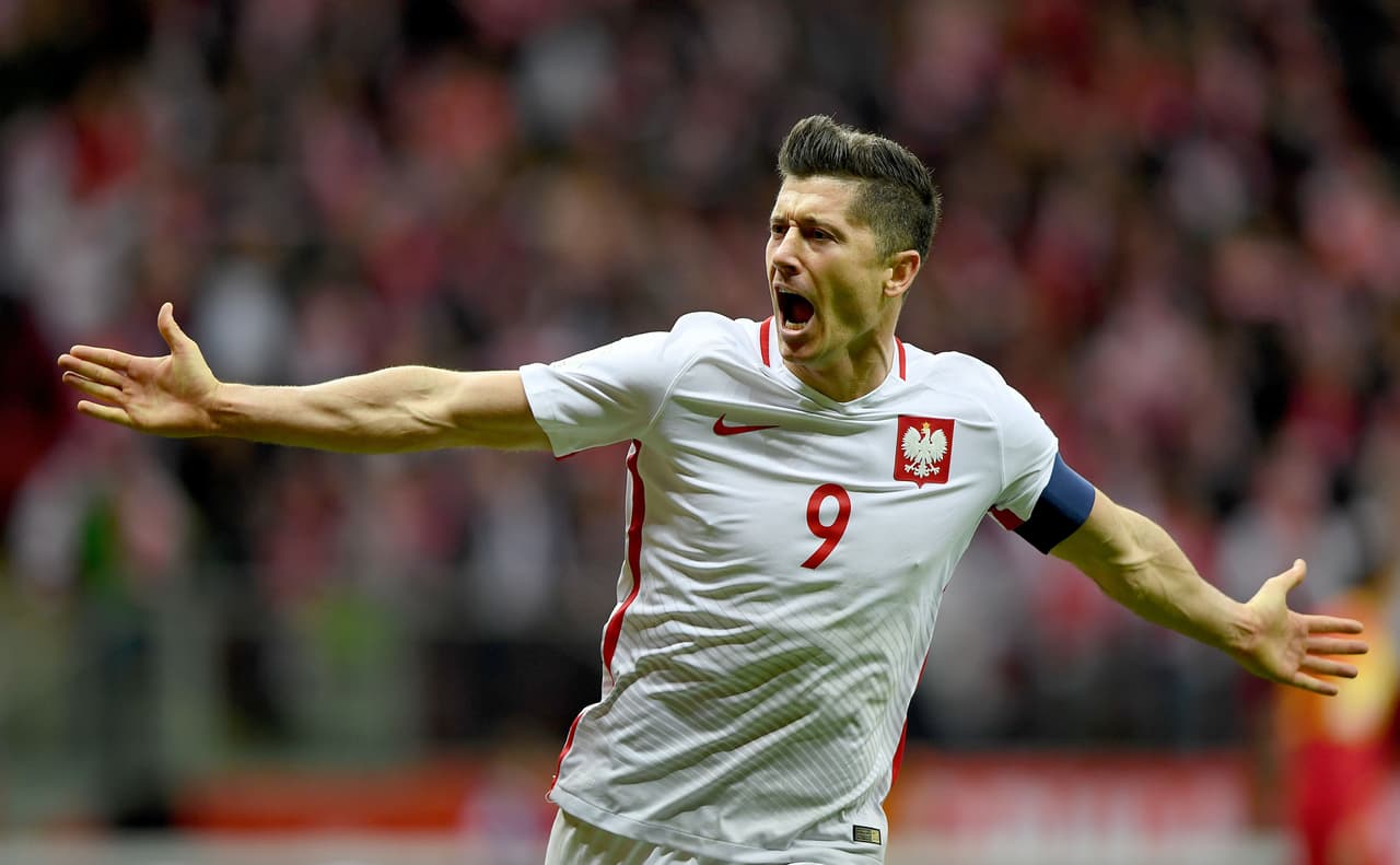 <b>Robert Lewandowski</b>: 
<b>11.6 millones de dólares</b>. Es el delantero y capitán de Polonia y juega con el Bayern Múnich de Alemania.