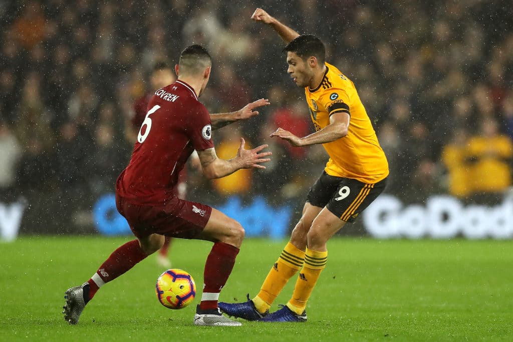 El delantero mexicano Raúl Jiménez tuvo un juego complicado, aunque en descargo suyo, fue algo colectivo, no necesariamente alguien de los Wolves tuvo una noche cómoda.