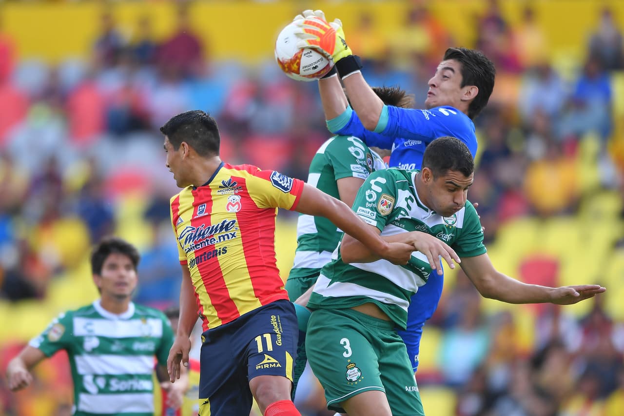El arquero Carlos Acevedo se vistió de figura en varias ocasiones y así ambos equipos se fueron al descanso.