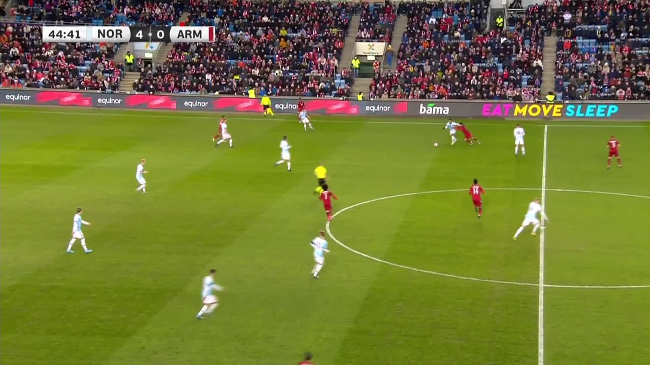 ¡GOL!  anota para Noruega. Erling Haaland