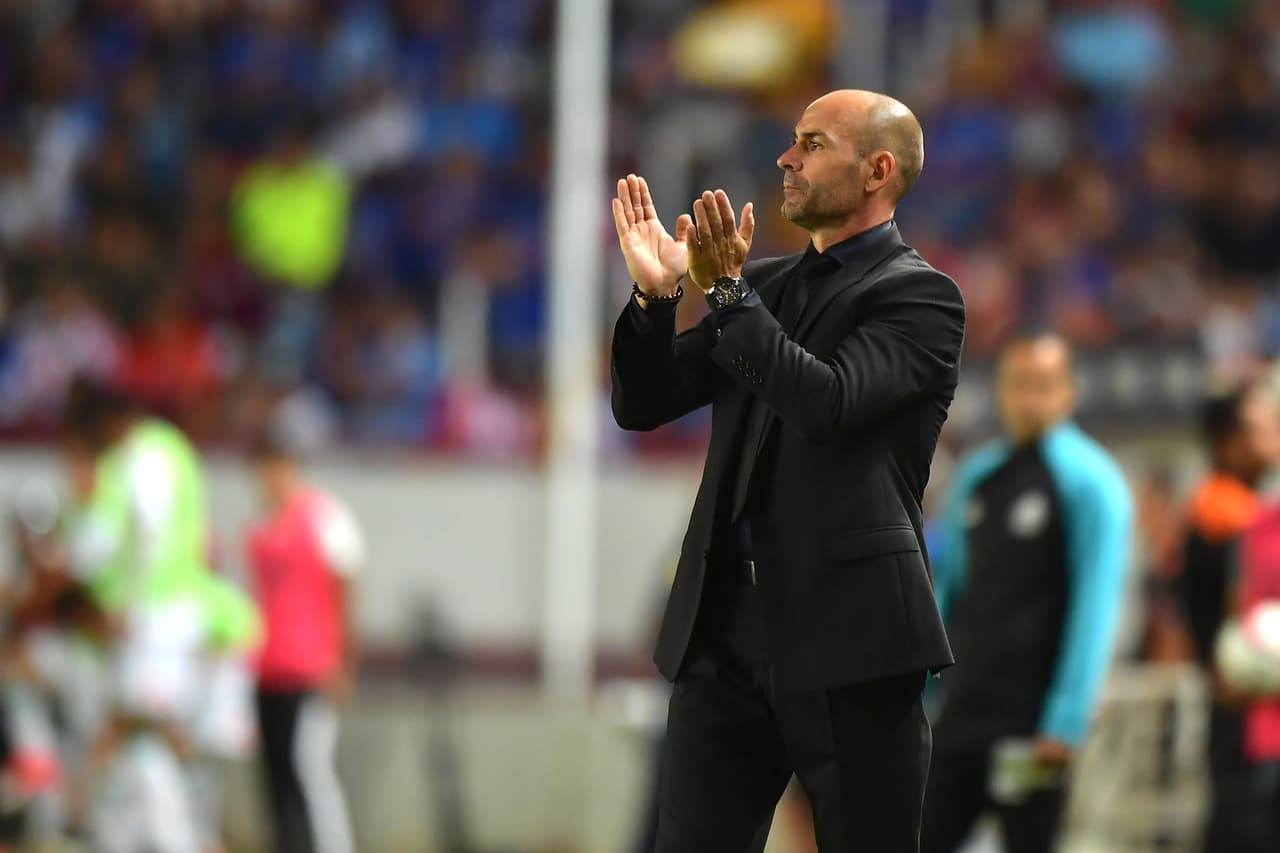 Action photo during the match Necaxavs Cruz Azul, Corresponding 6st round of the Torneo Apertura 2017 Liga BBVA Bancomer the MX, at Victoria Stadium. Foto de accion durante el Partido Necaxa vs Cruz Azul, Correspondiente a la Jornada 6 del Torneo Apertura 2017 de la Liga BBVA Bancomer MX, en el Estadio Victoria, en la foto: Francisco -Paco- Jemez DT de Cruz Azul 23/08/2017/MEXSPORT/Isaac Ortiz.