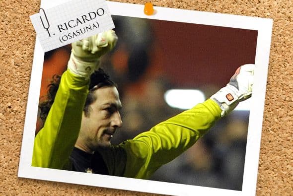 La portería es bien custodiada por Ricardo, el arquero de los 'rojillos' del Osasuna que volvieron a ser la 'bestia negra' del Real Madrid y lo vencieron. Este guardameta fue el 'culpable' de que en más de una ocasión los blancos sólo se quedaran muy cerca del gol.
