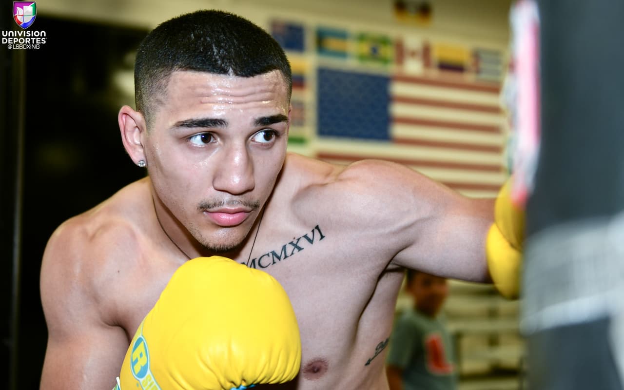 López firmó con la promotora Top Rank en octubre de 2016, y debutó un mes después.