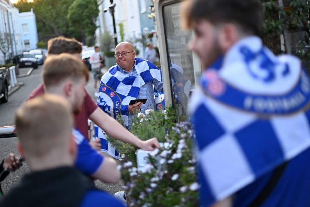 Los aficionados del Chelsea salen de sus casas para celebrar en las calles su segundo título de la UEFA Champions League.