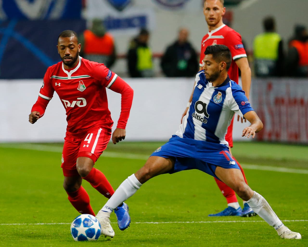 Una de las labores que menos se elogian de Corona, nacido en Hermosillo, Sonora, es que además de tener un buen trato con el esférico su recuperación de balón es muy buena.