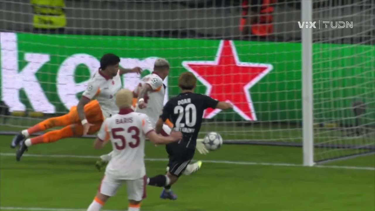 ¡De locos! Ugurcan Çakir evita un autogol infame del Galatasaray