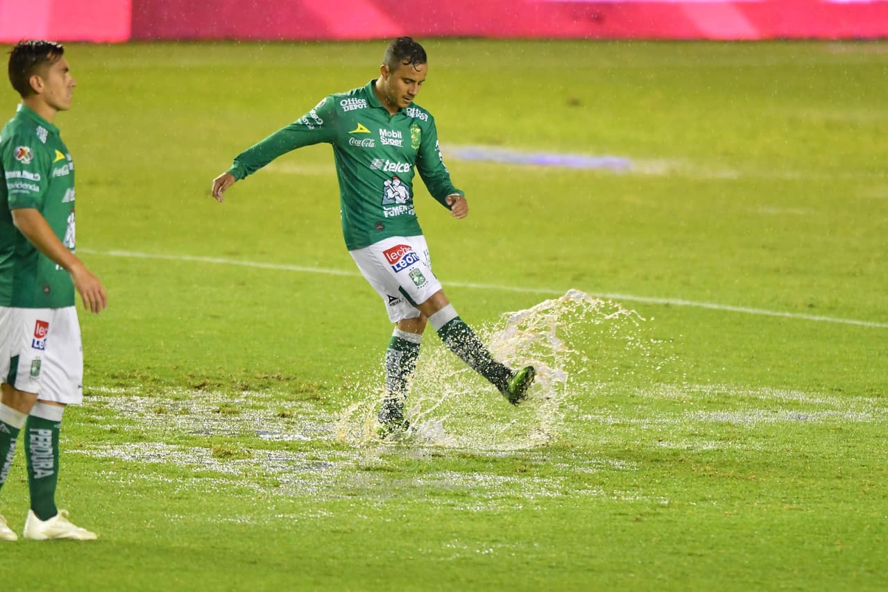 Tras la reanudación del partido el terreno de juego aún se mostraba con charcos inmensos.