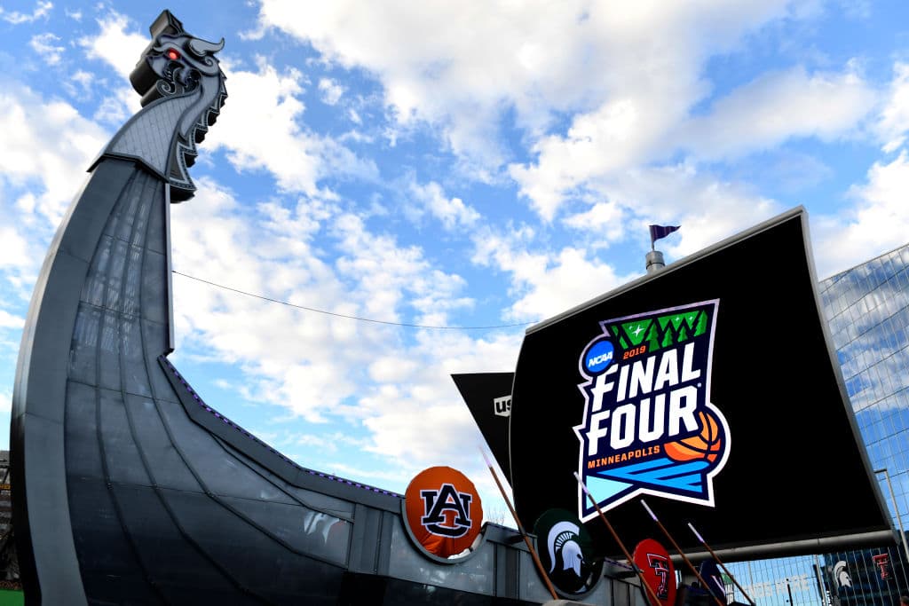 Un increíble ambiente el que se vivió dentro y fuera del US Bank Stadium previo al Juego por el Campeonato Nacional del básquetbol universitario entre los Texas Tech Red Raiders y los Virginia Cavaliers.