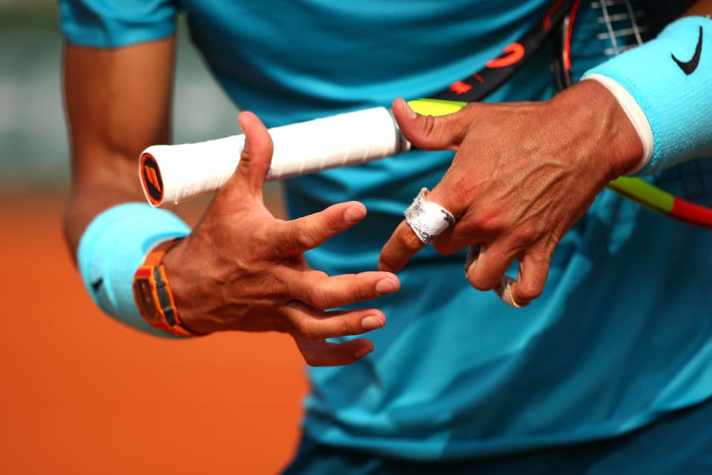 Esto fue en el tercer set, incluso el juez de silla le concedió un par de minutos para atender esta situación ahí mismo en la cancha y, toda vez que lo arregló, continuó con lo que había comenzado.