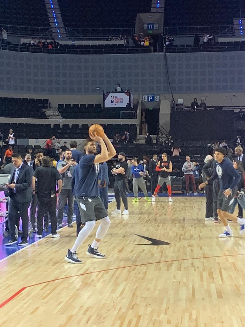 Ambos equipos salen a calentar previo al juego que brindarán en la Arena Ciudad de México.