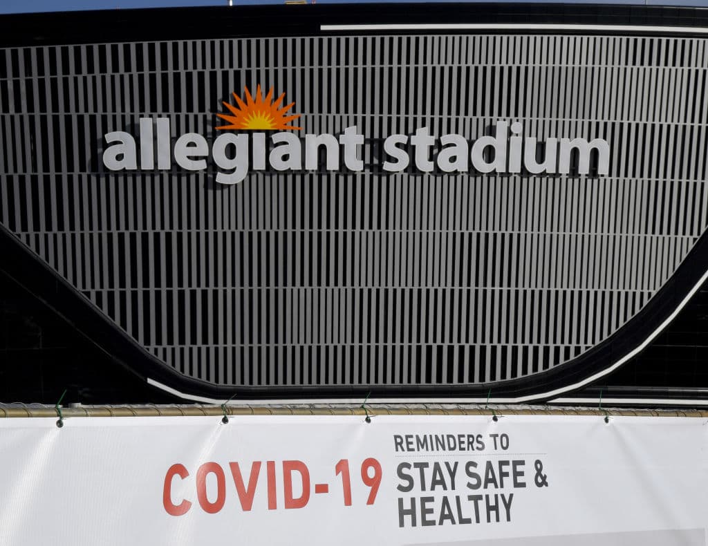 El Allegiant Stadium, nueva casa de Las Vegas Raiders, recibe los últimos detalles para ser estrenado la siguiente temporada de la NFL.