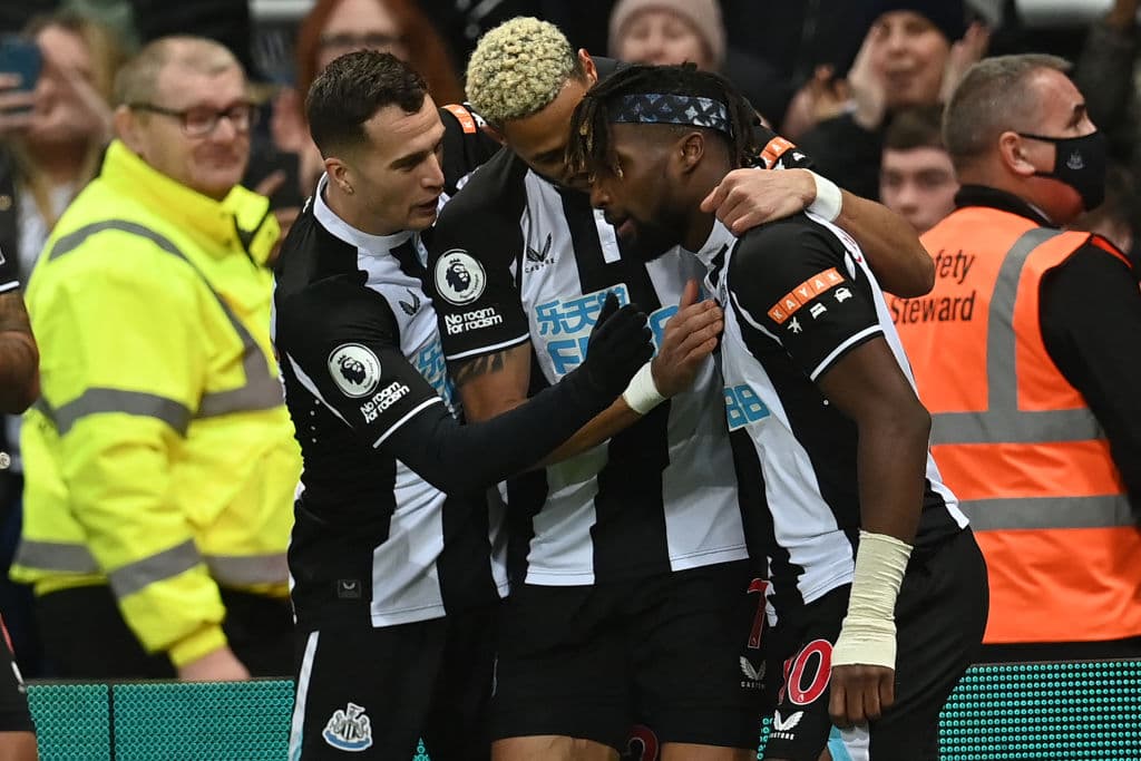 Newcastle sorprende con inceíb le futbol y logran robarle un punto al Manchester United con el epate 1-1.