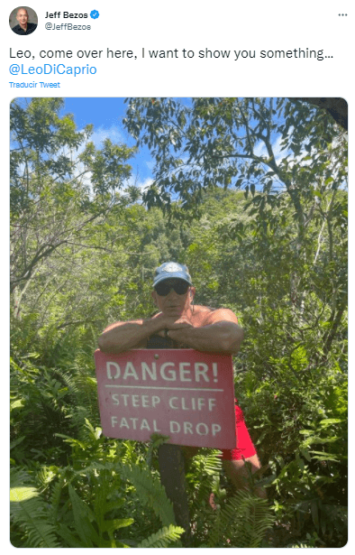 "Leo, ven aquí, quiero mostrarte algo", subtituló Bezos en una foto sin camisa de él mismo.
