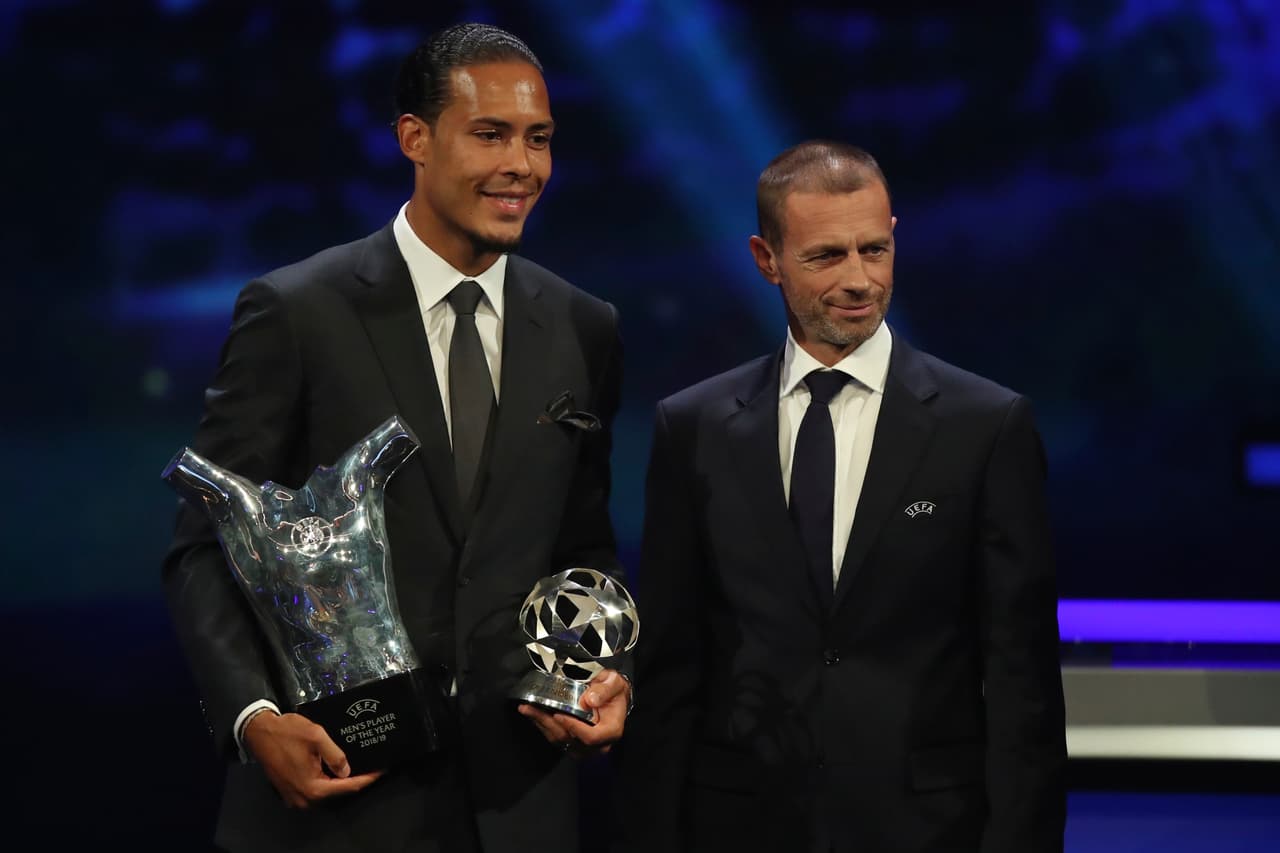 Virgil van Dijk da la sorpresa y es nombrado mejor jugador del año.