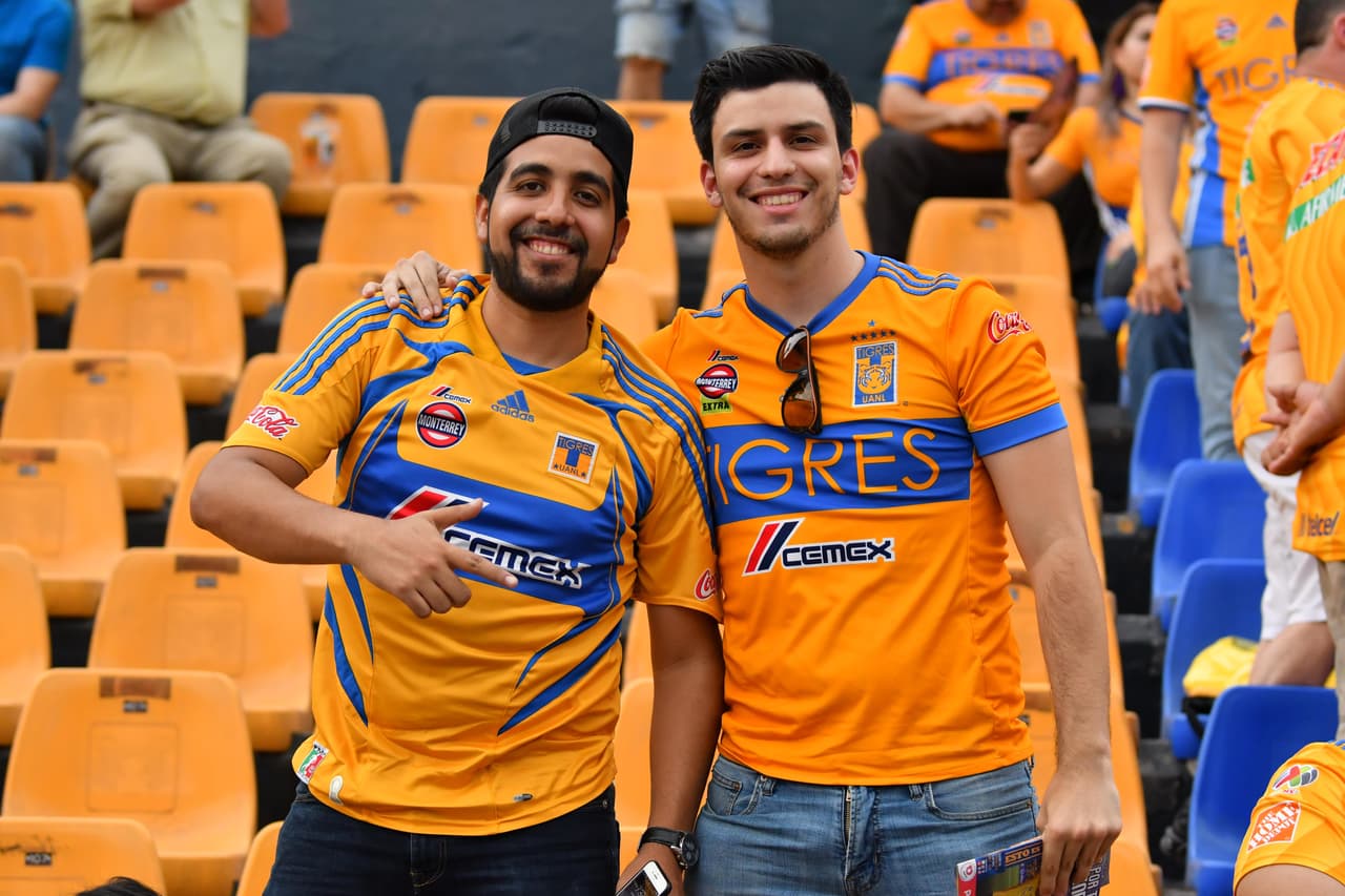 Aficionados de Tigres, mayoritariamente, y del León, tomaron por 'asalto' las inmediaciones del Estadio Universitario para atestiguar el juego de Ida de la Final del Clausura 2019 de la Liga MX en Monterrey. Se esmeraron y le pusieron un fantástico ambiente.