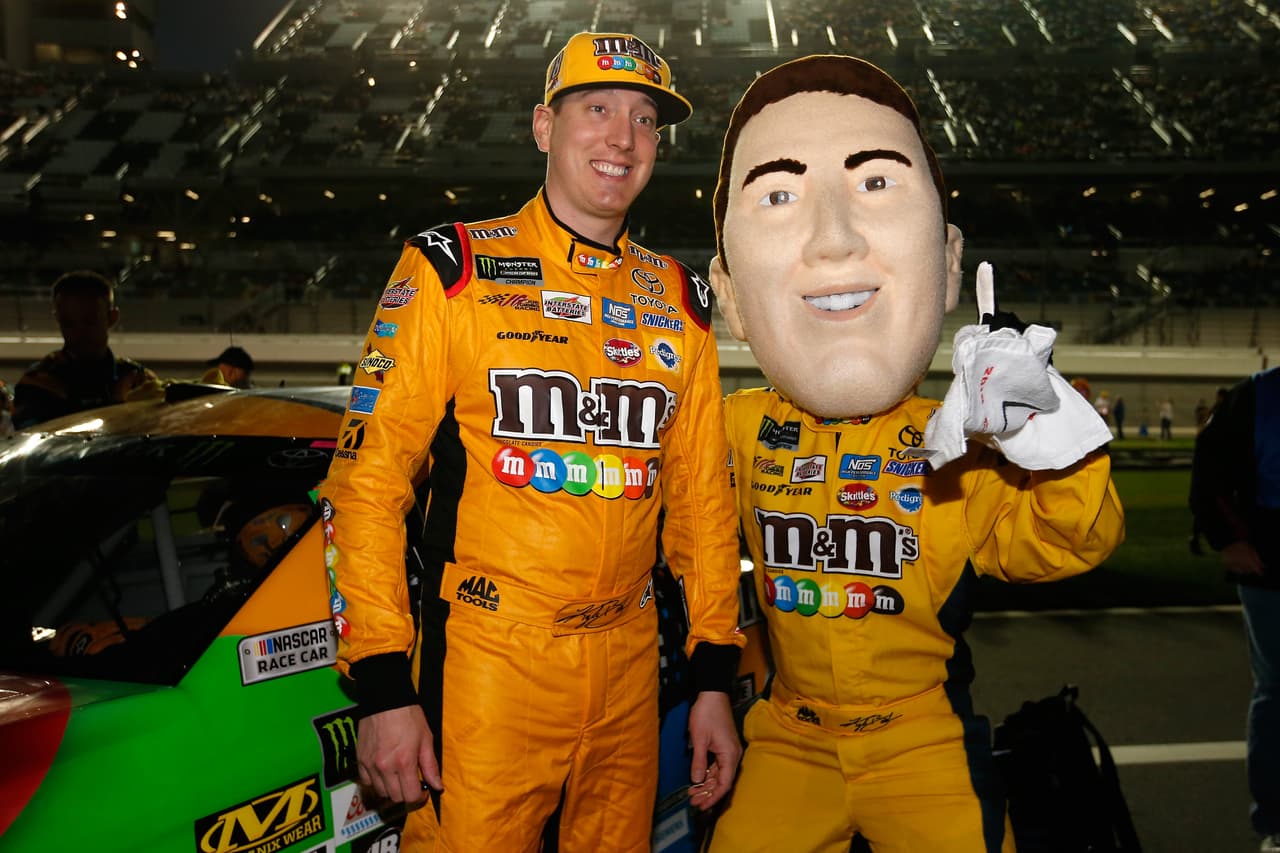 Kurt Busch se dejó llevar por la alegría de la fiesta al ver su 'clon' antes de la carrera.