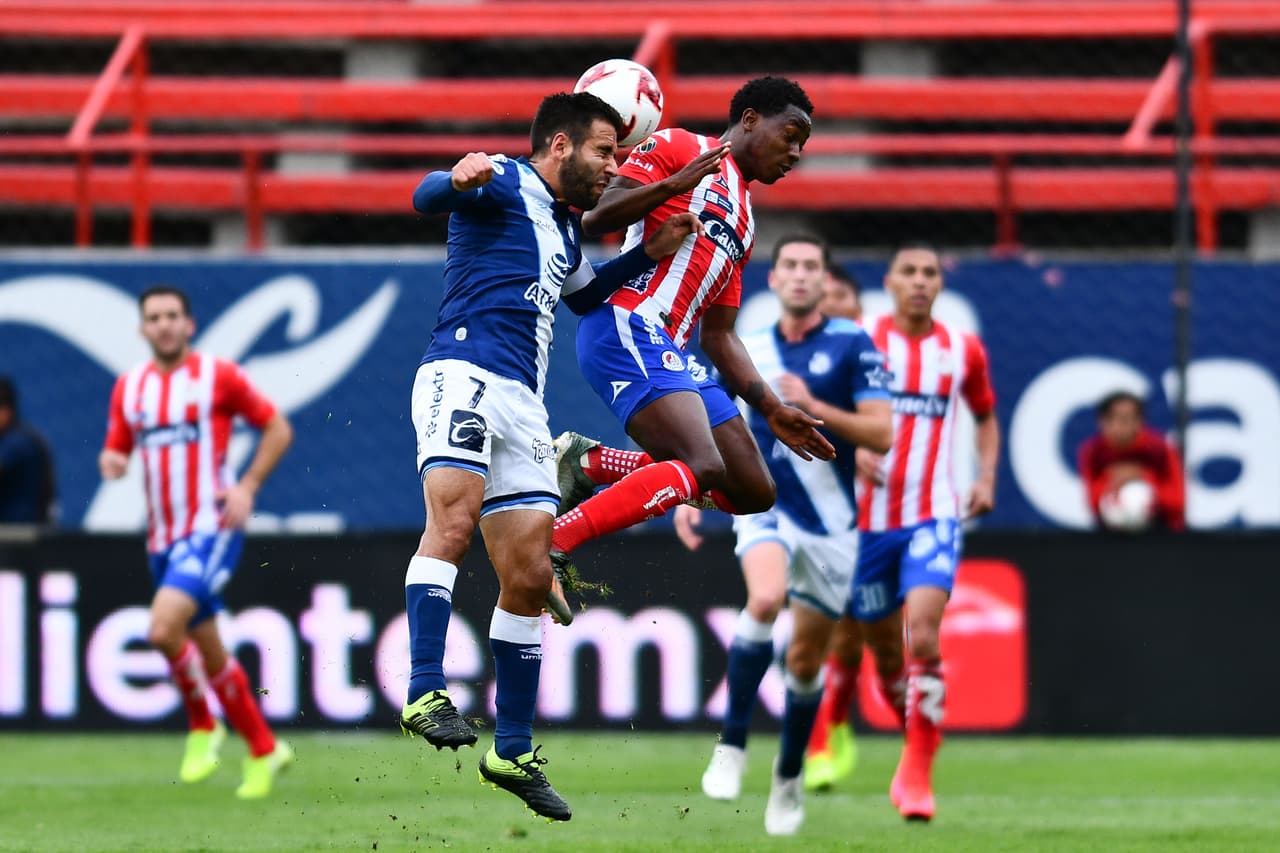 El balón se tralsadaba rápidamente de un sector a otro.