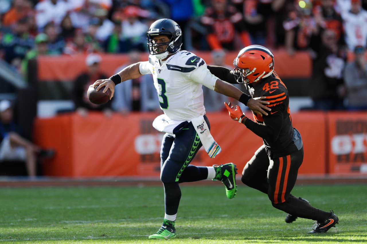 Russel Wilson escapa de la presión ante Browns