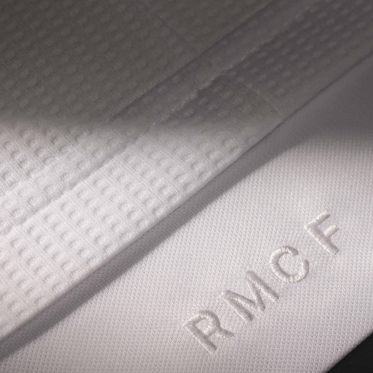 Adidas y Real Madrid presentan los nuevos uniformes para la campaña 2015-2016 con un objetivo muy claro: sólo importa la perfección. Para el Real Madrid ganar no es suficiente: cada victoria debe ser perfecta. ¿Qué te parece el uniforme?