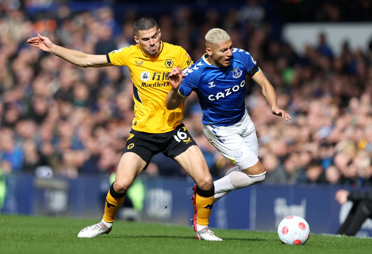 Wolves se acerca a zona de competiciones de Europa con triunfo sobre Everton de visitante; Raúl Jiménez fue titular y provocó una expulsión.