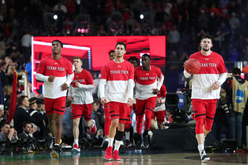El momento en el que los Texas Tech Red Raiders saltaron a calentar a la duela del US Bank Stadium.