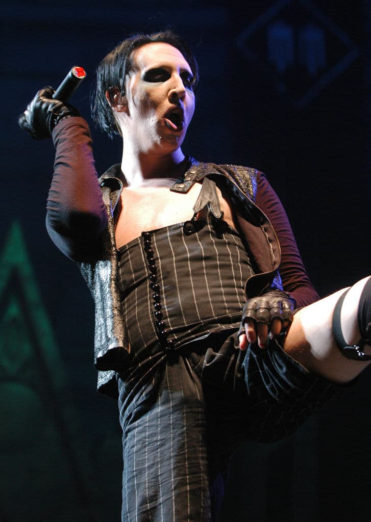 También llegó a "masturbarse con un consolador con correa y orinar sobre la multitud", según la policía.