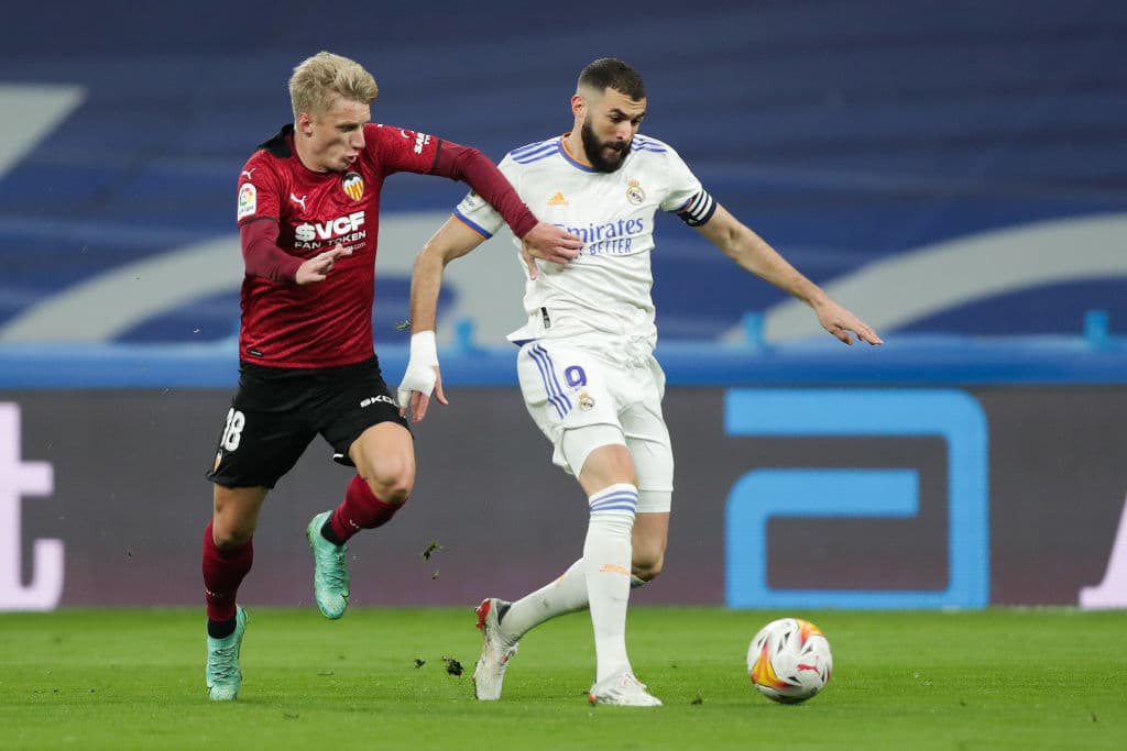 Con dobletes de Karim Benzema y Vinicius Junior, el Real madrid camina a la victoria 4-1 sobre el Valencia.