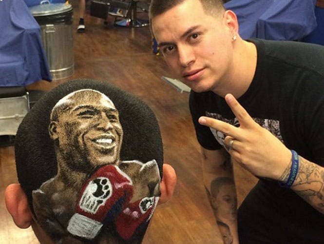 Es impresionante la calidad de los rostros que dibuja sobre la cabeza utilizando el mismo cabello como aquí podemos ver con Floyd Mayweather.