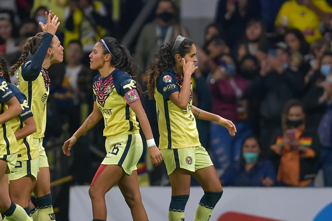 Al 55’, Daniela Espinosa abría el marcador para América tras un robo de balón en la salida y techar a la arquera de Tigres.