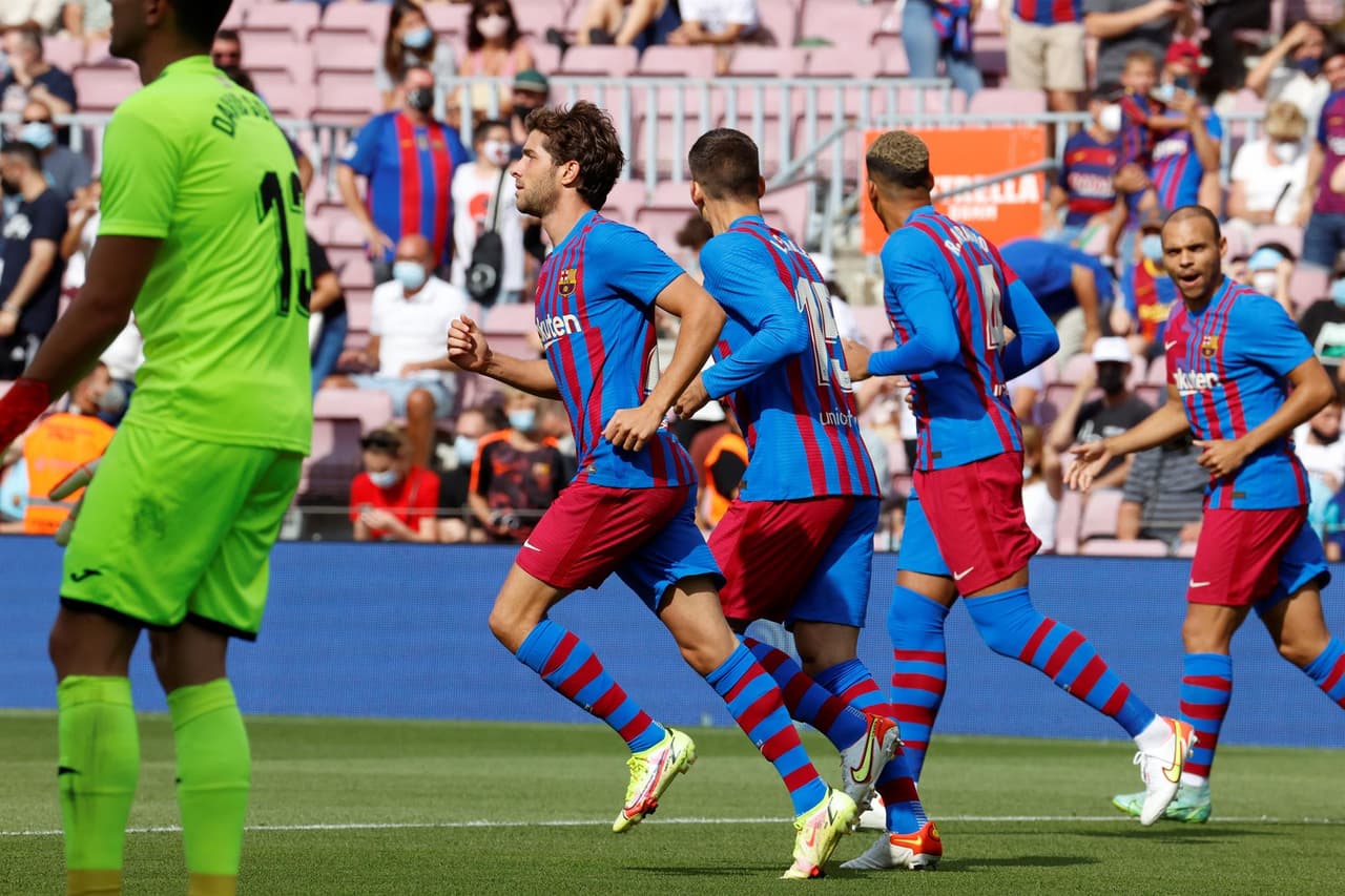 Barcelona consigue llevarse la victoria ante el Getafe 2-1, durante la tercera Jornada en La Liga. Sergi Roberto abrió el marcador muy temprano (2') a favor de los 'blaugrana', pero al minuto 18' Sandro Ramírez ya igualaba el marcado. Fue hasta el minuto 30' donde Memphis Depay ya ponía al Barca arriba y le daba la victoria.