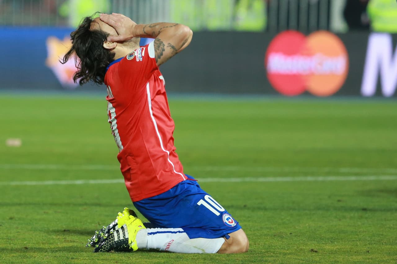 Antes del empate de México la escuadra chilena se perdería el cuarto a su favor en un tiro de Valdivia que saldría raspando el poste por fuera.