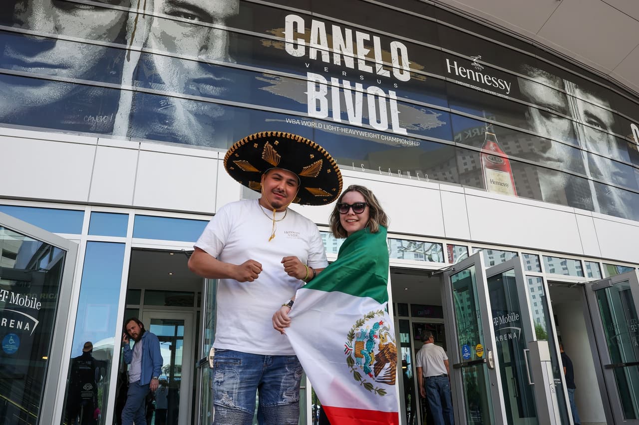 A menos de dos horas de que inicie el combate entre Canelo y Bivol, así se vive el ambiente afuera de la T-Mobile.