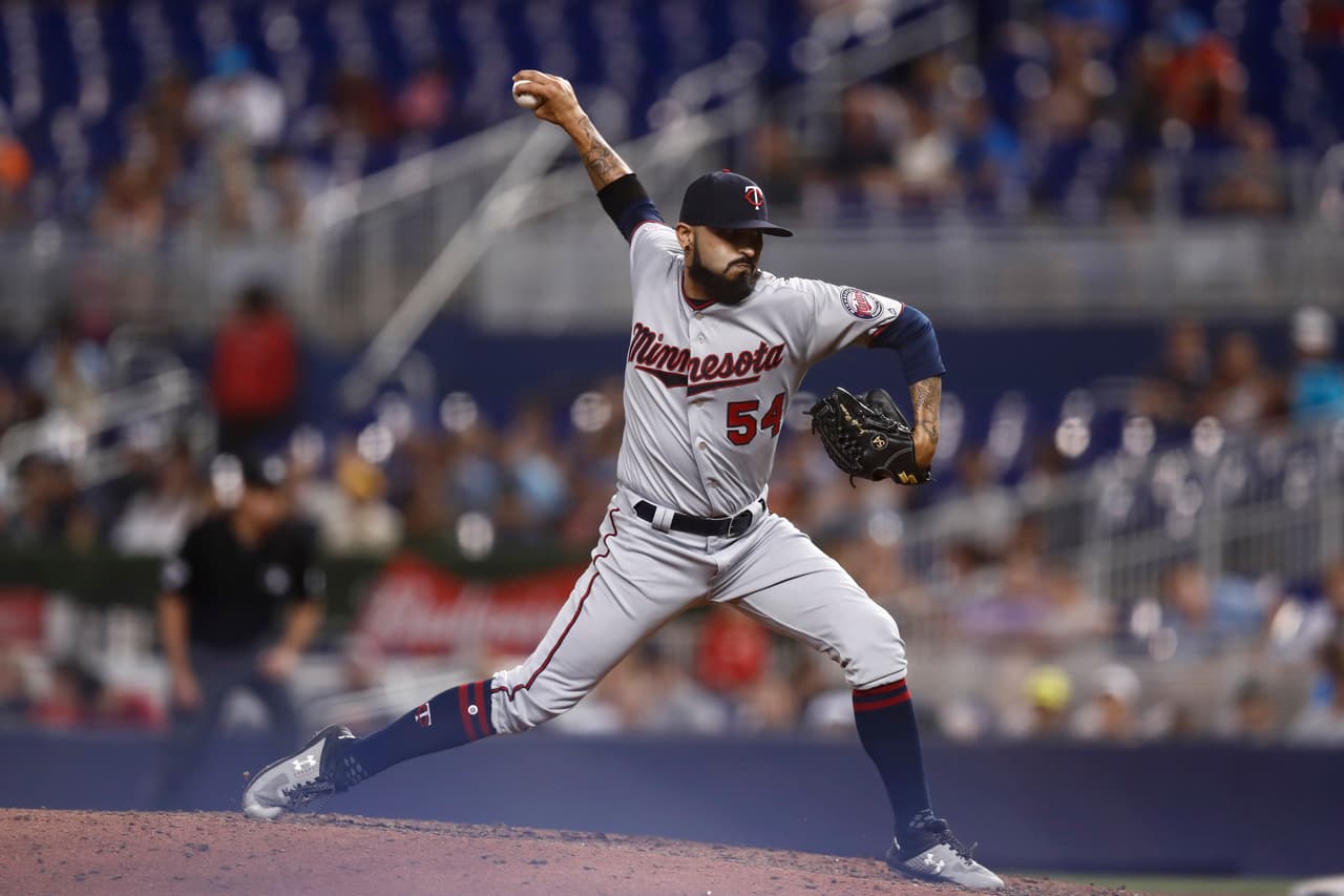Sergio Romo lanza en derrota de Minnesota