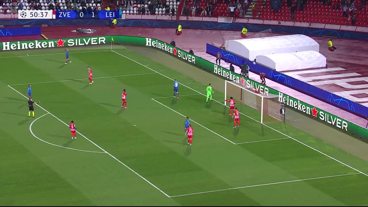 ¡CERCA! Benjamin Sesko disparó que se estrella en el poste.